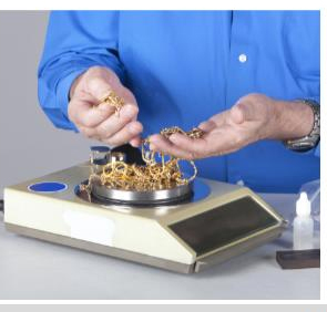 Weighing various gold jewelry with a jewelry scale